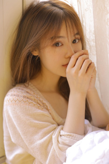 在办公室吃扇贝